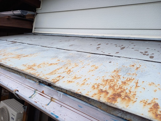 錆びたトタンの庇屋根